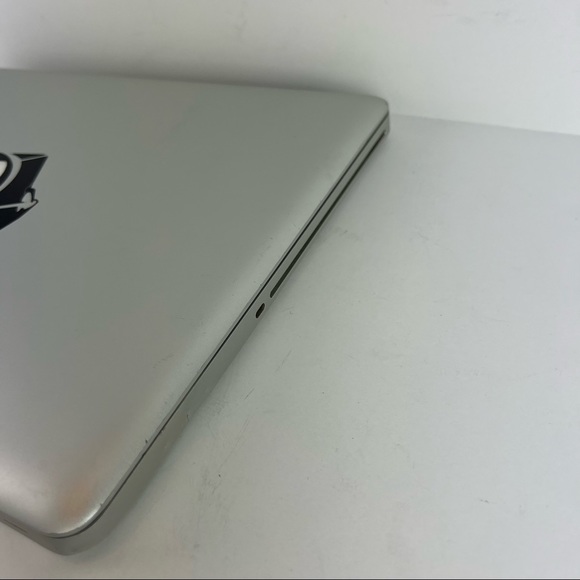 Apple MacBook Pro 15 inch Laptop • Intel Quad Core i7 • 16GB RAM 500 GB SSD - Picture 10 of 11